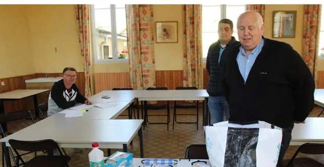 photo patrick manuel, maire, a participé avec des élus à la distribution gratuite de masques en tissu lavable. &copy; le maine libre