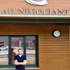 photo ludovic letourneur devant le restaurant au négociant.