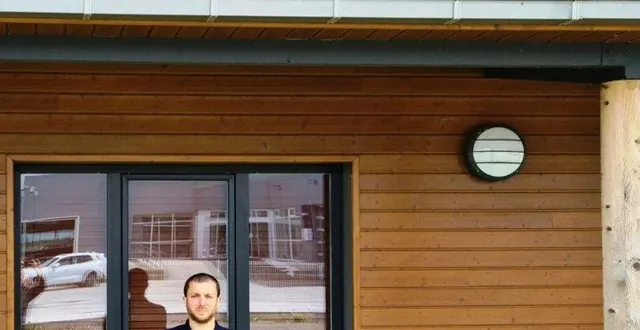 photo ludovic letourneur devant le restaurant au négociant. &copy; dr