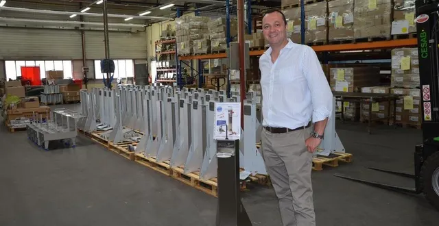 photo jérôme bobet, pdg du groupe bobet devant le nouvel appareil développé à champagné. &copy; photo bobet matériel