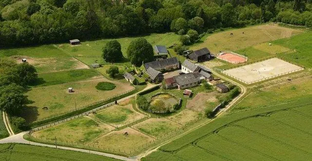 photo vu d’ensemble des écuries situées au cormier. &copy; le maine libre