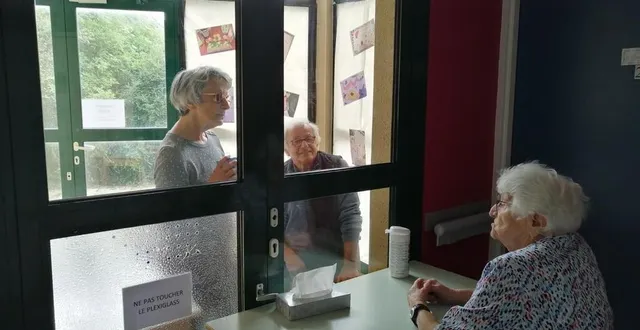 photo les familles peuvent venir discuter avec leurs proches à l’ehpad de l’abbaye, grâce à un système de vitre de séparation. &copy; ehpad de l’abbaye