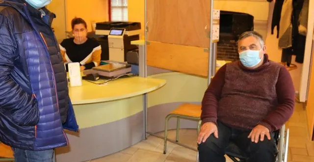 photo à la préparation de l’accueil à l’agence postale, michel gourdel, maire (à droite), jean-denis guibert, premier adjoint (à gauche), et florence corbion (au centre), à l’accueil de l’agence postale. &copy; le maine libre