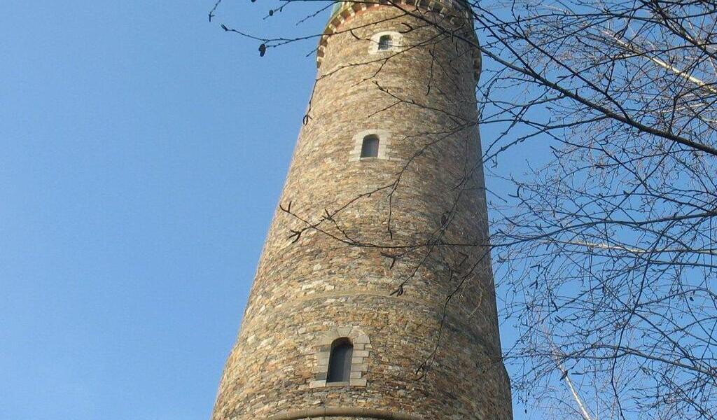 Couëron. L'ancien atelier de maçonnerie, à l'ombre de la tour à plomb