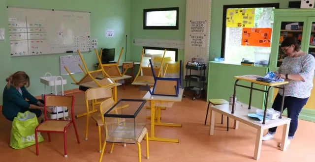photo jeudi, à l’école jean-de-la-fontaine. mélodie poirier et solène soulis, professeurs des écoles, ont procédé  à la désinfection et à la mise en place du mobilier pour l’accueil des élèves. &copy; le maine libre