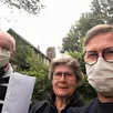 photo le maire, richard marquet, à droite, l’adjoint, arsène guilmeau, ont distribué des masques, samedi matin.