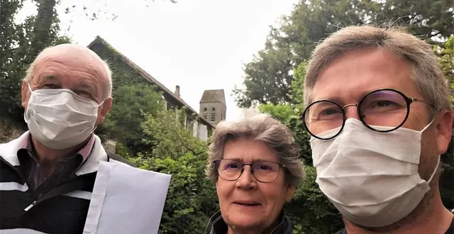 photo le maire, richard marquet, à droite, l’adjoint, arsène guilmeau, ont distribué des masques, samedi matin. &copy; ouest-france