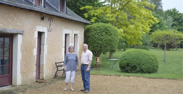photo anne et olivier duhamel, devant leurs chambres d’hôtes. &copy; le maine libre