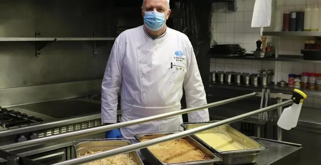 photo en cuisine, xavier frénot, à la préparation d’un repas traditionnel pour quarante scolaires. &copy; le maine libre