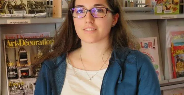 photo romane gérard, responsable de la médiathèque des deux chênes propose des livres à retirer au drive. &copy; ouest-france