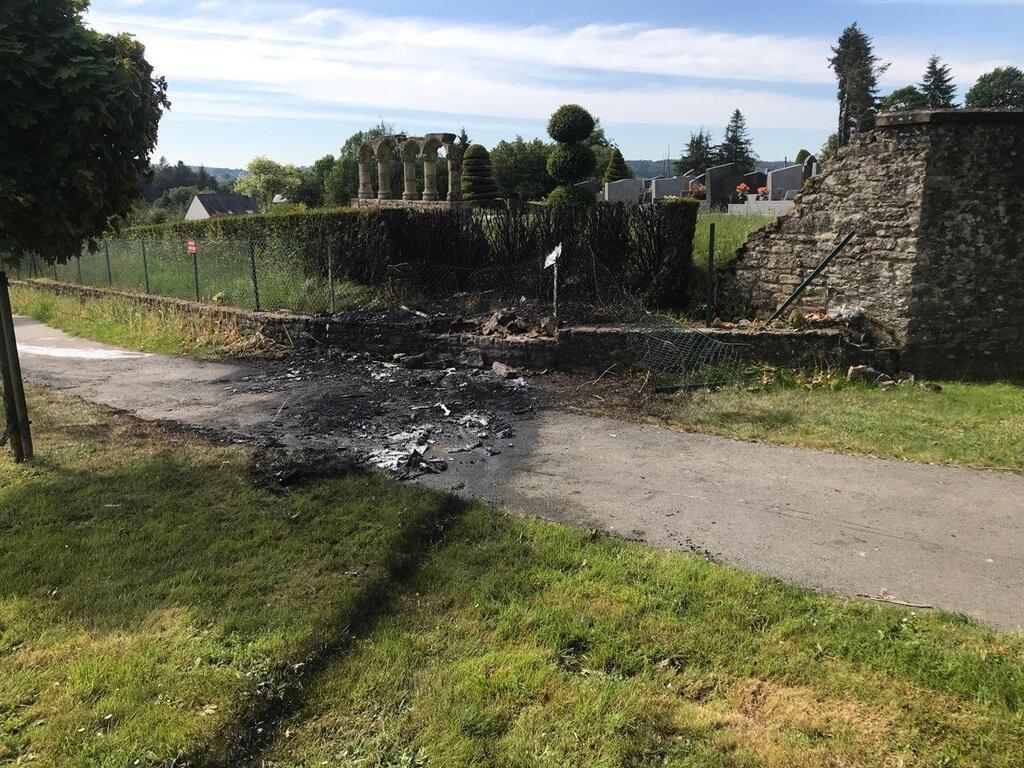 Locminé Une Voiture Percute Le Mur Du Cimetière Et Prend Feu Pontivy