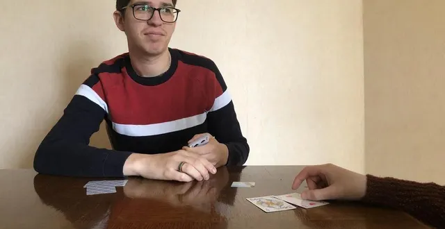 photo clément et sa colocataire jouent aux cartes dans l’appartement mis à leur disposition par le collectif toutsexplique. &copy; le maine libre