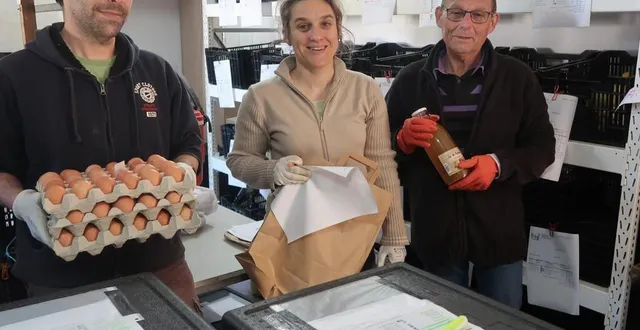 photo brion, vendredi 15 mai. les bénévoles du drive des bois-d’anjou, le président arnaud monchicourt (à droite), le trésorier yann papin et sophie roquet, lors de la préparation des colis.