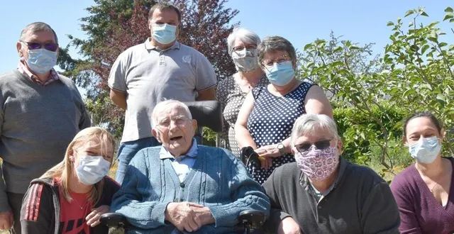 photo louis entouré de ses proches. &copy; le maine libre