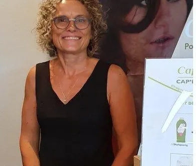 photo christine, heureuse de retrouver son salon et ses clients.