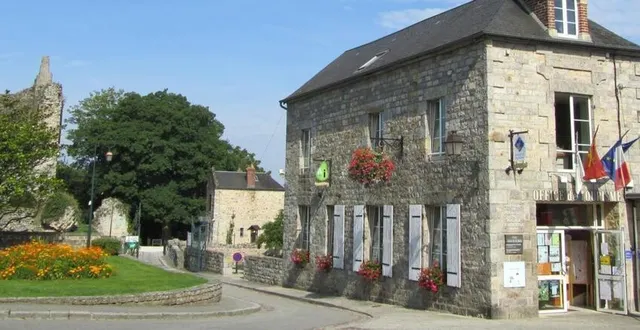 photo l’office de tourisme du pays domfrontais, à l’entrée du château. &copy; ouest-france