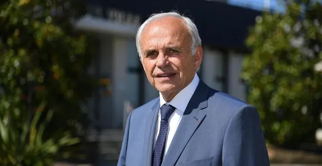 photo avrillé, le 20 mai 2020. marc laffineur dans le bureau du maire qu’il occupe depuis 1983. arrivé en troisième position lors du premier tour des élections municipales, le 15 mars, il a confié son adjoint laurent prétrot le soin de redresser une situation bien mal engagée. &copy; josselin clair