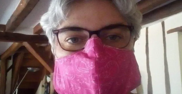 photo carine, bénévole, a fabriqué des masques au profit de l’association un espoir pour les sans voix. &copy; ouest-france