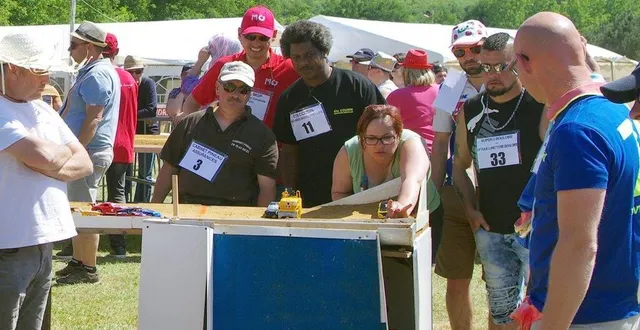 photo durant 24 heures, des équipes de joueurs poussent la bille pendant que la fête bat son plein. &copy; le maine libre