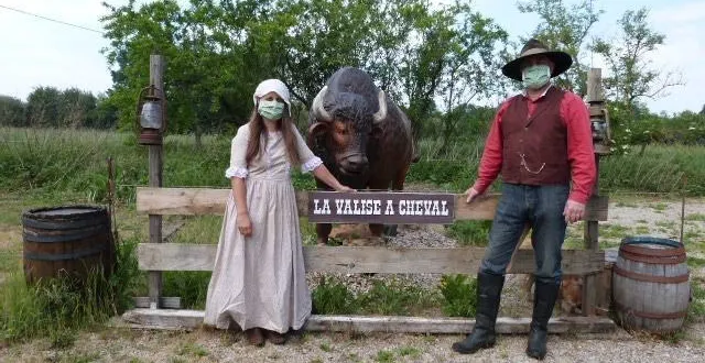 photo kate et garrett ont mis en place un protocole sanitaire strict pour la réouverture de leur hébergement insolite sarthois, la valise à cheval. &copy; dr