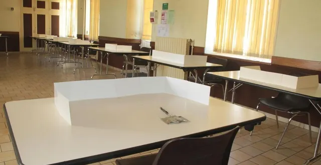 photo à saint-rémy-des-monts la salle des fêtes est prête pour la réunion du 26 mai. &copy; le maine libre