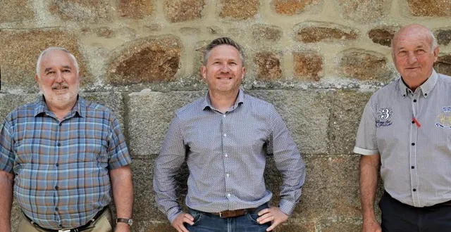 photo le maire, richard marquet, entouré de ses adjoints, philippe forêt à gauche et arsène guilmeau, à droite. &copy; ouest-france