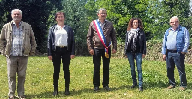 photo guy fourmy entame officiellement son second mandat avec à sa gauche séverine prézelin et yannick livet et à sa droite linda debart et joël papin. &copy; ouest-france