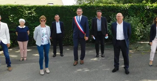 photo le nouveau maire et ses adjoints : michel humeau, viviane benyakhou, claudette simon, jean-christophe bachelier, yves-marie hervé (maire) arnauld de saint riquier, serge graffin, naïma amrane-henriette. &copy; ouest-france