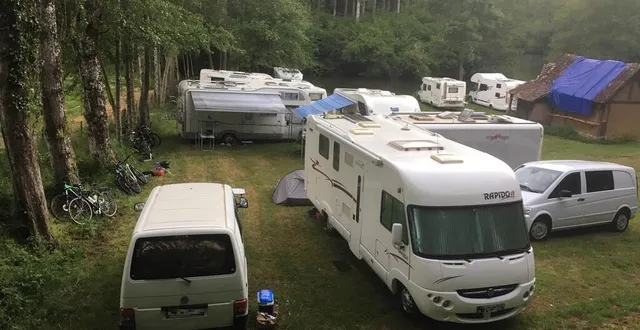 photo près de 70 camping-cars ont stationné dans la commune de saint-céneri-le-gerei pendant le week-end de l’ascension. &copy; dr
