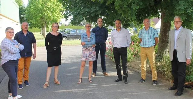 photo de gauche à droite : nathalie grau, deuxième adjointe ; alain bethoule, conseiller délégué aux relations extérieures ; sylvie breux, quatrième adjointe ; anita paillot, maire ; louis wintenberger, cinquième adjoint ; mostafa zakany, troisième adjoint ; jean-louis battistella, premier adjoint et alain lecler, conseiller délégué à l’urbanisme. &copy; ouest-france