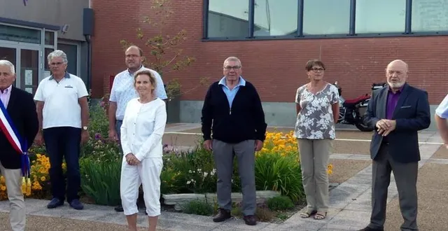 photo les adjoints entourent le maire, marcel mortreau (avec son écharpe). de gauche à droite : christine donné, xavier laviron, xavier contant, fabrice courtin, chantal pinel, gilbert bercy, dominique ravenel, patrick chabot et ludovic viel. &copy; ouest-france
