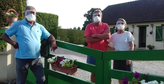 photo à gauche, jean-pierre baëlde distribue des masques et des visières aux habitants de la commune. &copy; ouest-france
