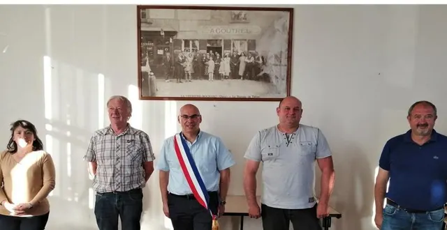 photo l’équipe du maire, adjoints et délégués, avec de gauche à droite, christelle squivay, gilles de poret, patrick joubert, laurent lesimple, christophe porier. &copy; ouest-france