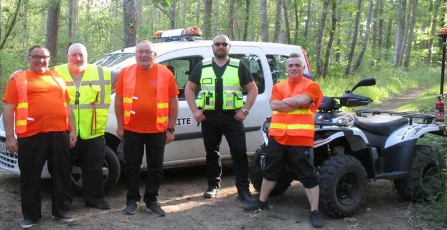 photo le président jean-pierre martel et les bénévoles assurant la sécurité lors de la rando de juin 2019. &copy; le maine libre