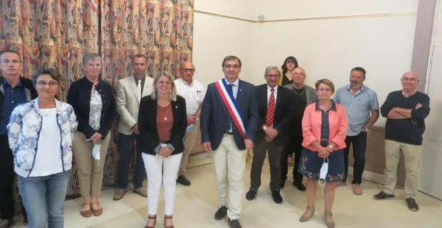 photo hervé roncière (au centre) s’est entouré de neuf adjoints et trois adjoints au maire des communes déléguées pour le mandat 2020-2026, martial méaude, sabrina rappart, claire coulonnier, françois olivier, sabrina duchesne, dominique langevin, gilles gangloff, laure dutertre, alain pinçon, annie faisandel, jean-claude demas et philippe tournadre (de gauche à droite). &copy; ouest-france