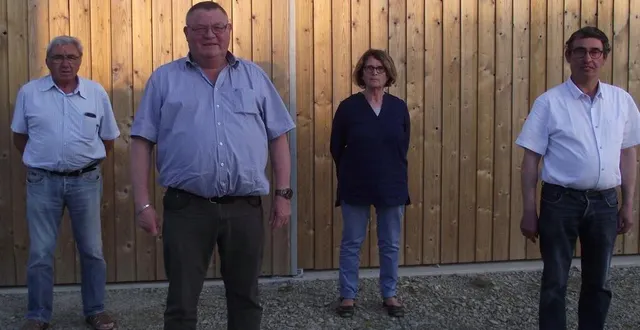 photo au fond à gauche 1er adjoint : christian ruel. devant à gauche :  marcel levesque. au fond à droite : 2e adjointe : marie-claude cheneau. &copy; le maine libre