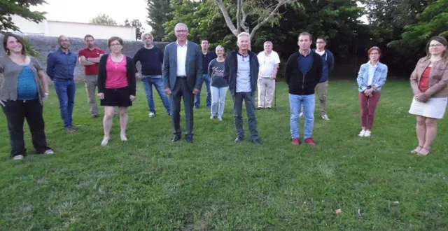 photo éliane courtemanche, guy cosme, joël hubert, laurent houdayer accompagnés de l’ensemble du conseil municipal. absente sur la photo : émilie houlette. &copy; le maine libre