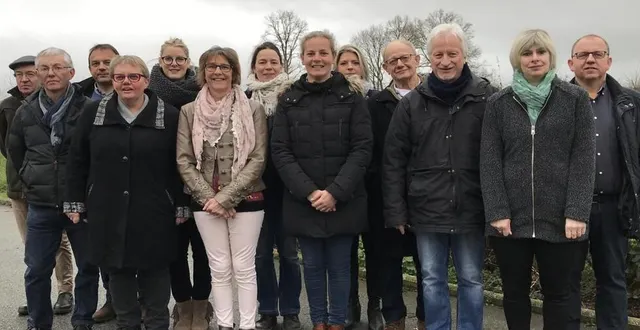 photo dominique busson (3e en partant de la droite) est en délicatesse avec les membres de son conseil municipal. en cause, le choix du premier adjoint. &copy; ouest-france