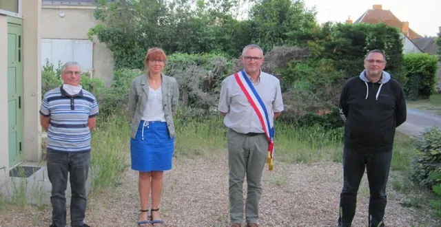 photo le maire et ses adjoints. de gauche à droite : dominique colombel (1er adjoint), fabienne bretignol (3e adjointe), christophe libert (maire) et christophe dupont (4e adjoint). absent : jacques aubreton (2e adjoint). &copy; ouest-france
