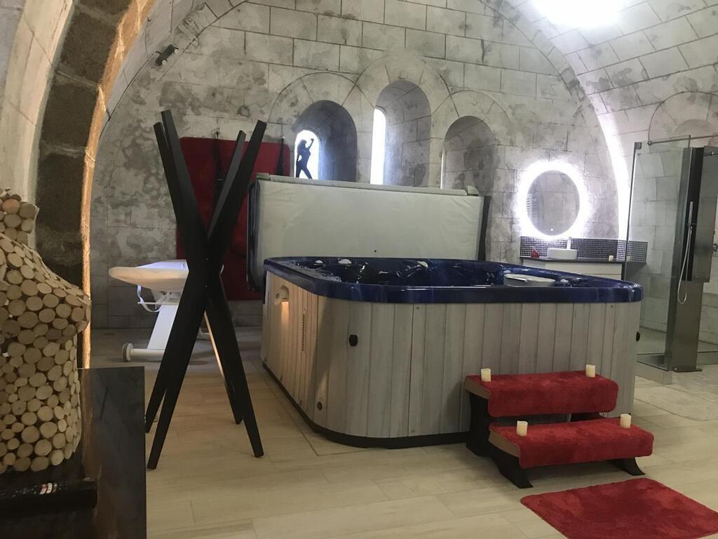 À Ambrières-les-Vallées. Une chapelle désacralisée transformée en gîte «  coquin » - Laval.maville.com