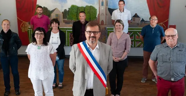 photo le nouveau maire pascal lebreton succède à roger cochet. &copy; le maine libre