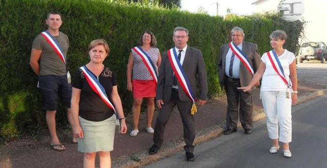 photo vincent osbert, caroline paulin, véronique pierrin, jean-luc suhard, maire, patrick bazinsky et valérie beaufils. &copy; le maine libre