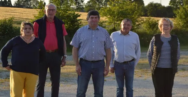 photo de gauche à droite : sylvie renou, deuxième adjointe, alain rouault de coligny, troisième adjoint, michel marot, maire, didier demoncheaux, premier adjoint, et odile segouin, quatrième adjointe. &copy; ouest-france