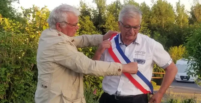 photo l’ancien maire joël jourdan a remis l’écharpe au nouveau maire, jean-louis pellerin. &copy; ouest-france