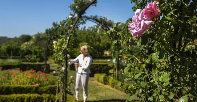 photo louplande, vendredi 29 mai 2020. marie-josé forissier, propriétaire des lieux avec son mari depuis 22 ans, est intarissable quand il s’agit de parler du domaine de villaines. &copy; le maine libre – denis lambert