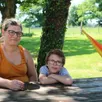 photo céline bouton et son fils esteban dans leur jardin à ciral.