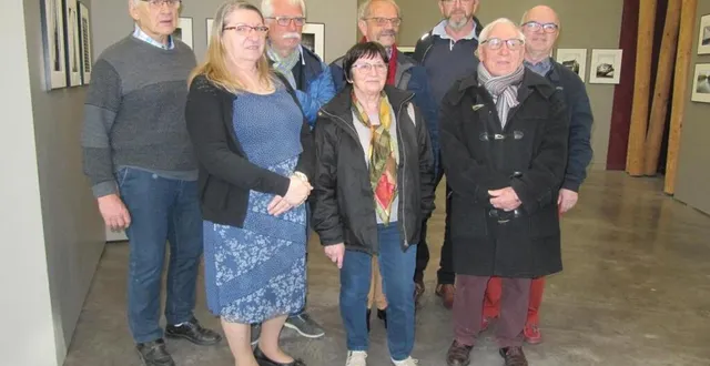photo au premier rang à gauche, claudine laîné, entourée de membres du club photo de la petite a, lors de l’exposition de 2019 à la roche d’oëtre. &copy; archives ouest-france