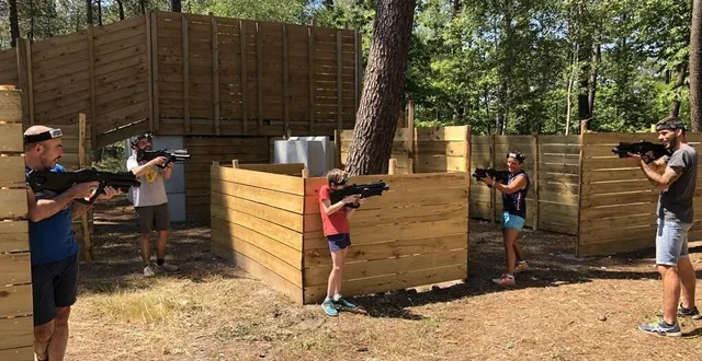 photo ici, l’équipe du parc tépacap (avec cédric le goff à gauche) essaye leurs nouveaux fusils laser. &copy; ouest-france