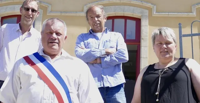 photo le maire, marc querolle, entouré de rémy régnier, deuxième adjoint (à gauche), de christian barluet, premier adjoint et de patricia lamier, troisième adjointe. &copy; ouest-france