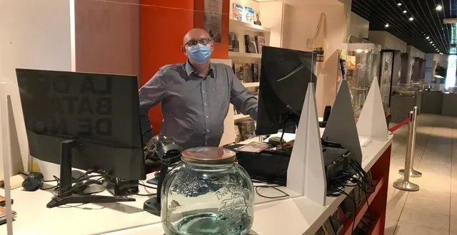 photo stéphane jonot, directeur du mémorial de mont-ormel, a fait installer des protections en plexiglas devant la caisse du musée. au premier plan, un distributeur de gel hydroalcoolique très design. &copy; ouest-france